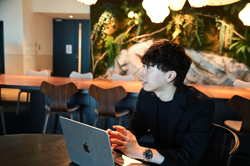 仕事へのこだわりを語るタムラ