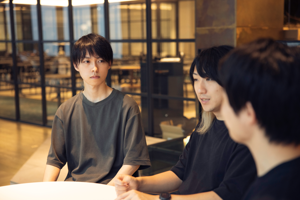 分析結果を見ながら議論を交わすレバレジーズの開発チーム